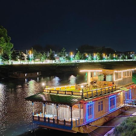 Houseboat Karima Palace Srīnagar Esterno foto
