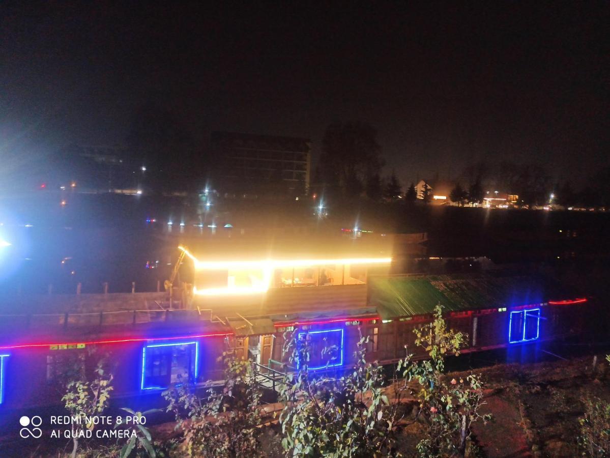Houseboat Karima Palace Srīnagar Esterno foto
