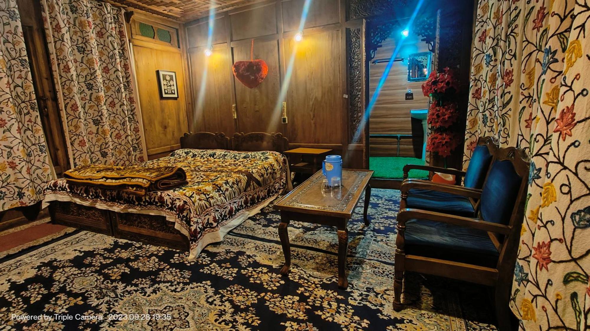 Houseboat Karima Palace Srīnagar Esterno foto