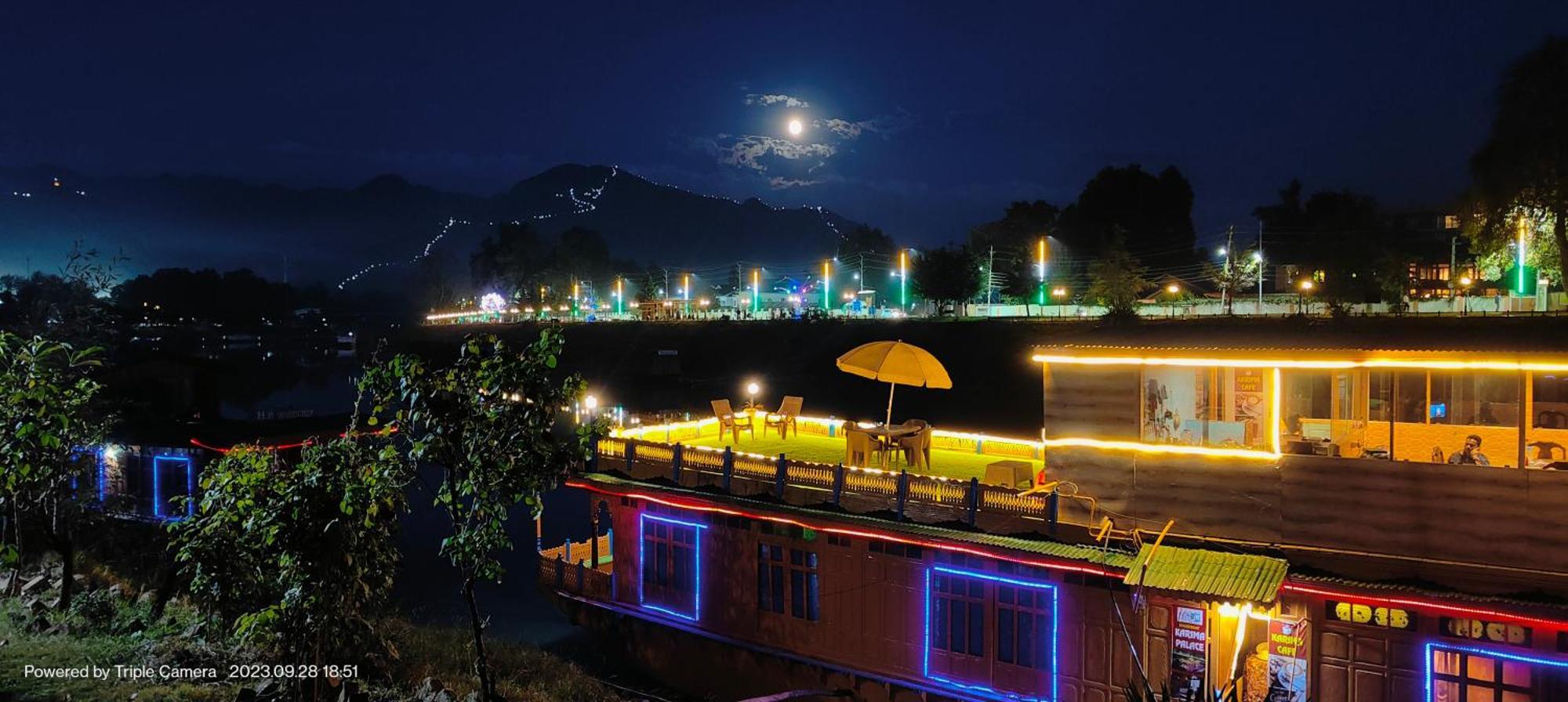 Houseboat Karima Palace Srīnagar Esterno foto