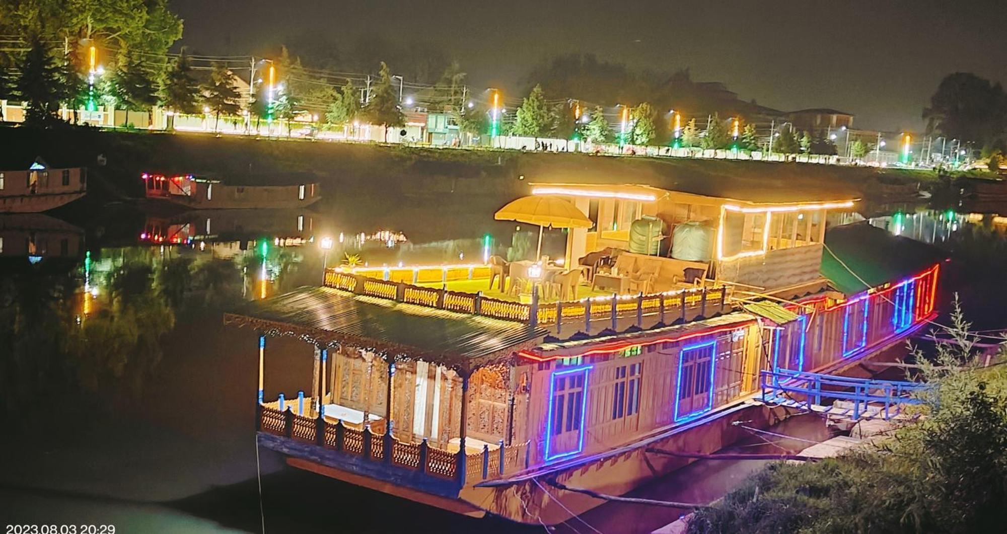 Houseboat Karima Palace Srīnagar Esterno foto