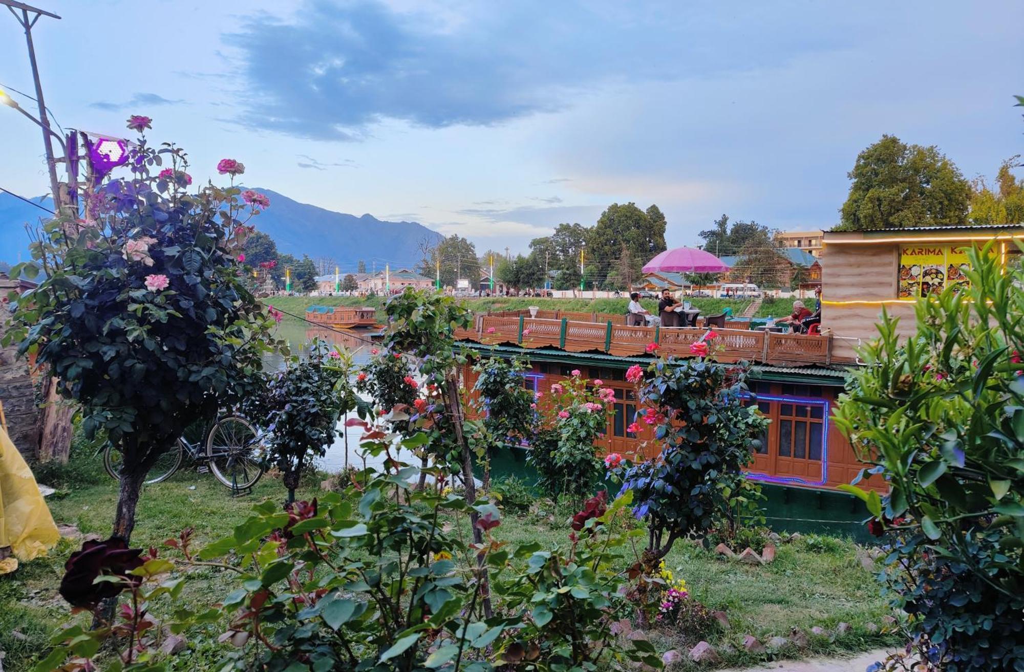 Houseboat Karima Palace Srīnagar Esterno foto