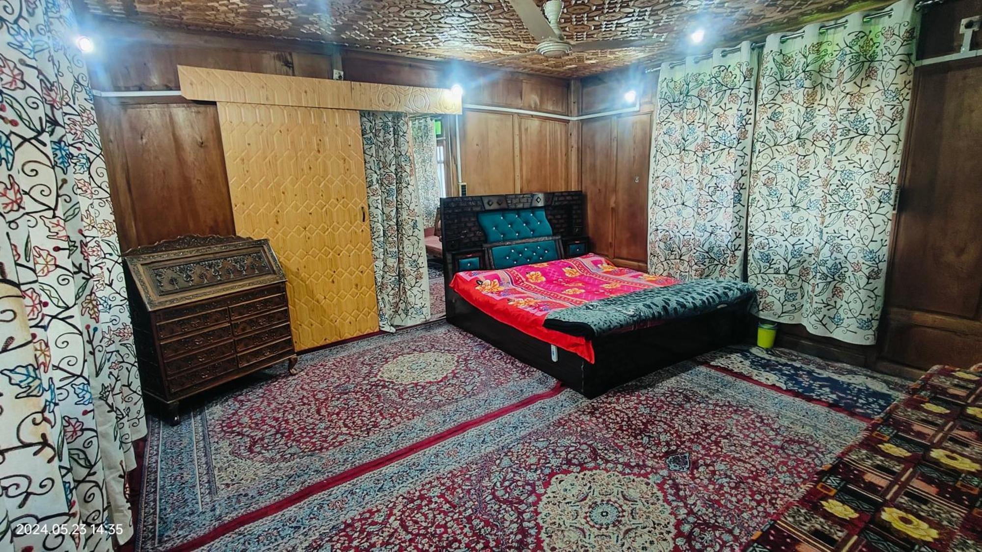 Houseboat Karima Palace Srīnagar Esterno foto