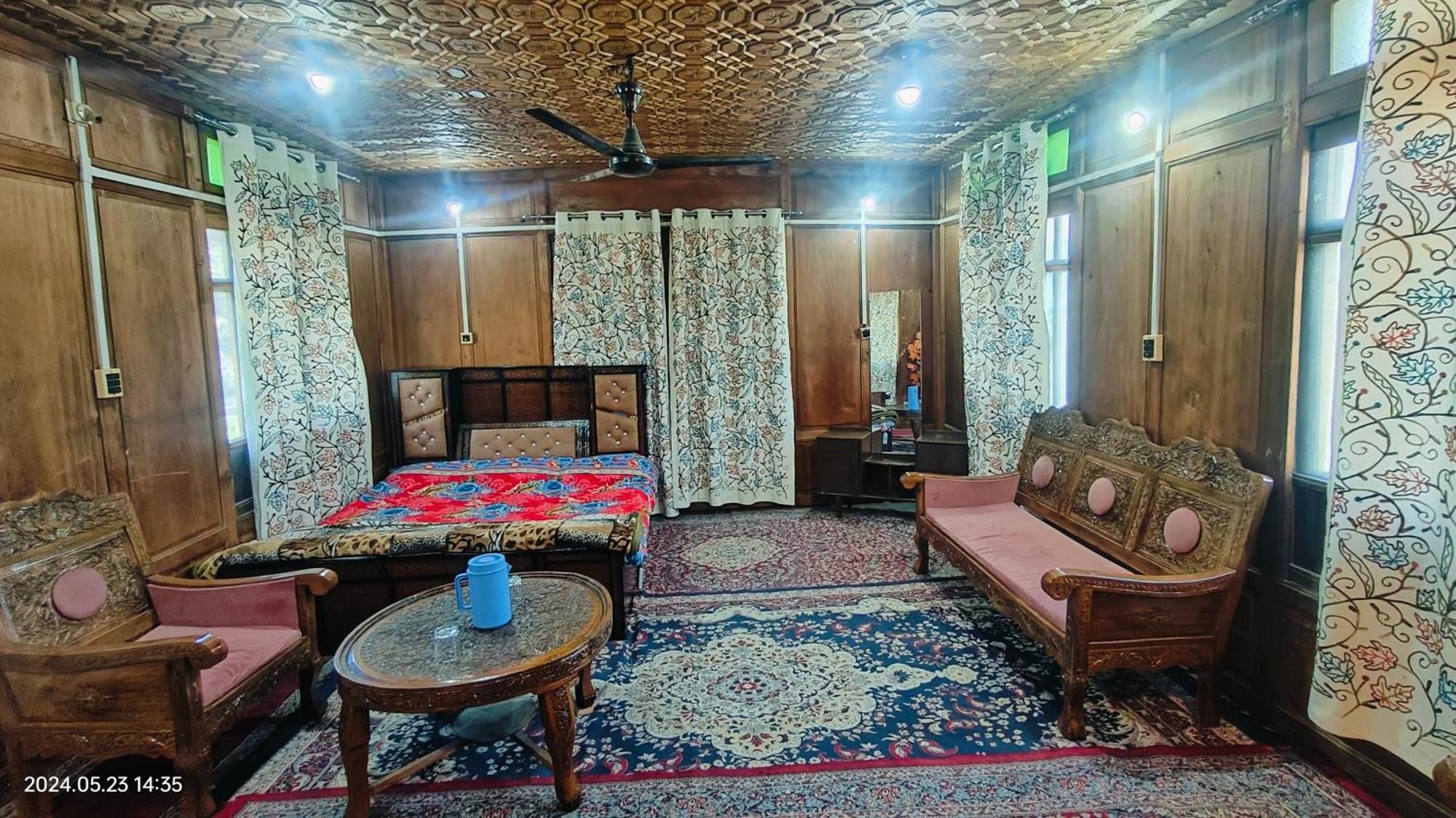 Houseboat Karima Palace Srīnagar Esterno foto
