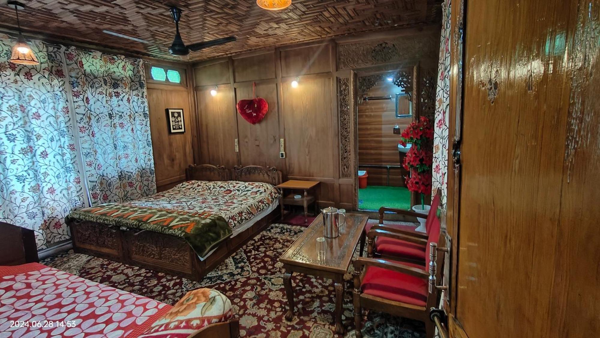 Houseboat Karima Palace Srīnagar Esterno foto