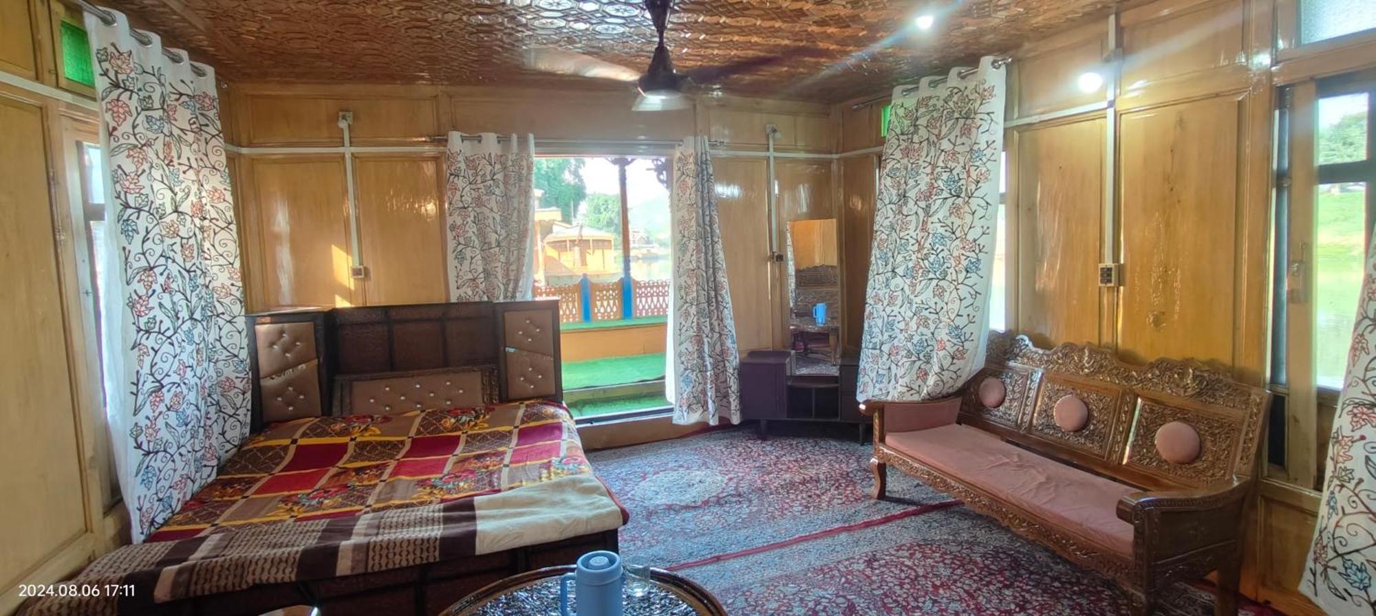 Houseboat Karima Palace Srīnagar Esterno foto