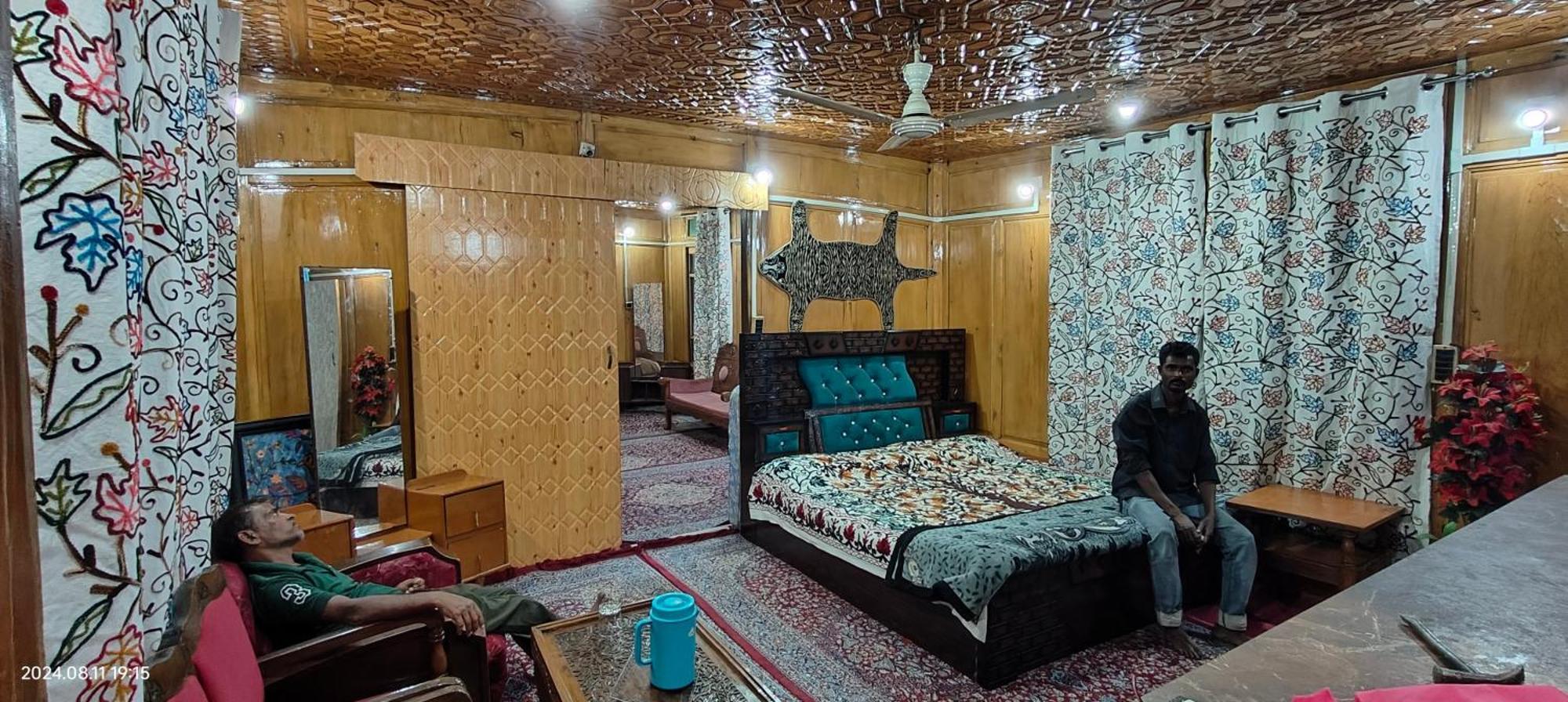 Houseboat Karima Palace Srīnagar Esterno foto