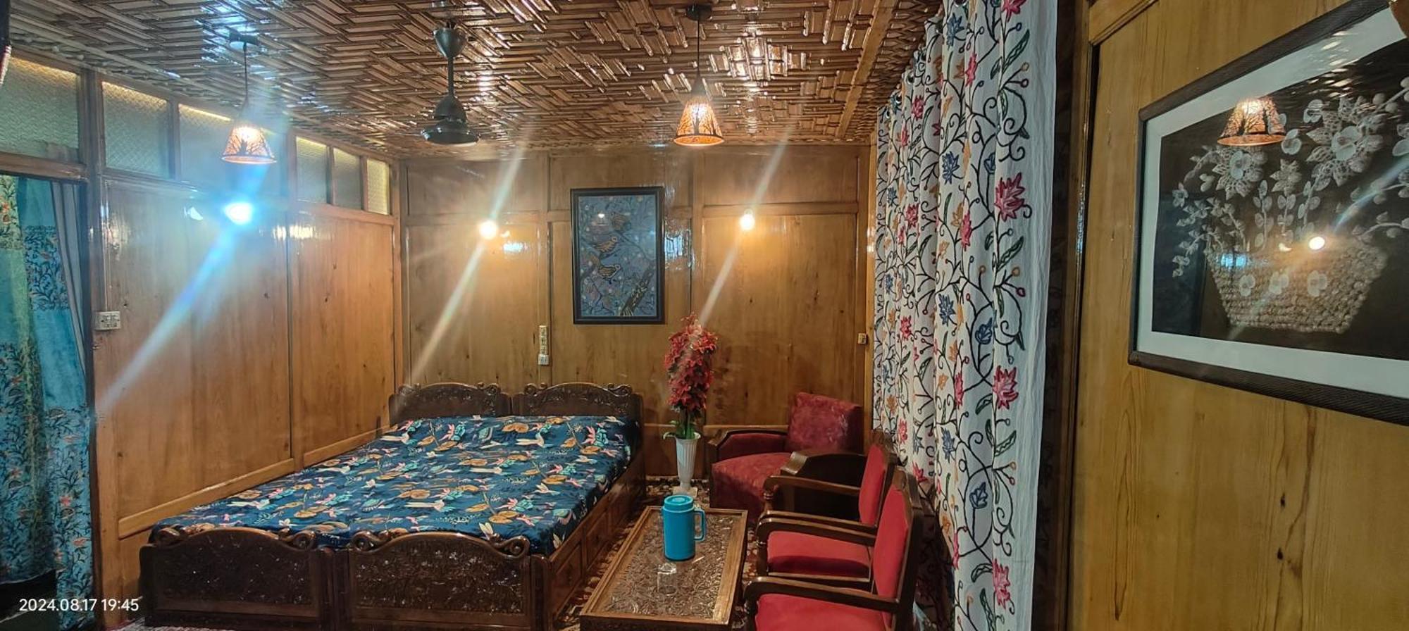 Houseboat Karima Palace Srīnagar Esterno foto